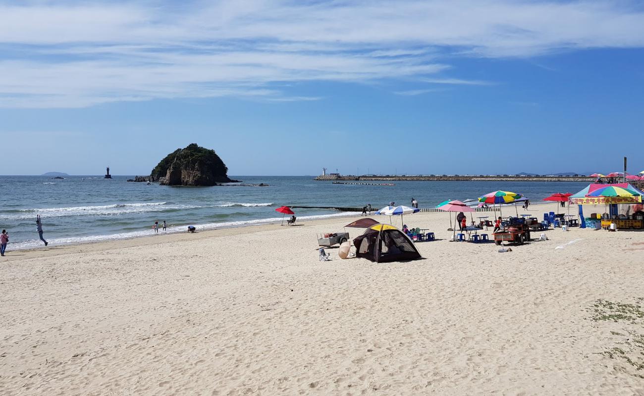 Kkotji Beach'in fotoğrafı parlak kum yüzey ile