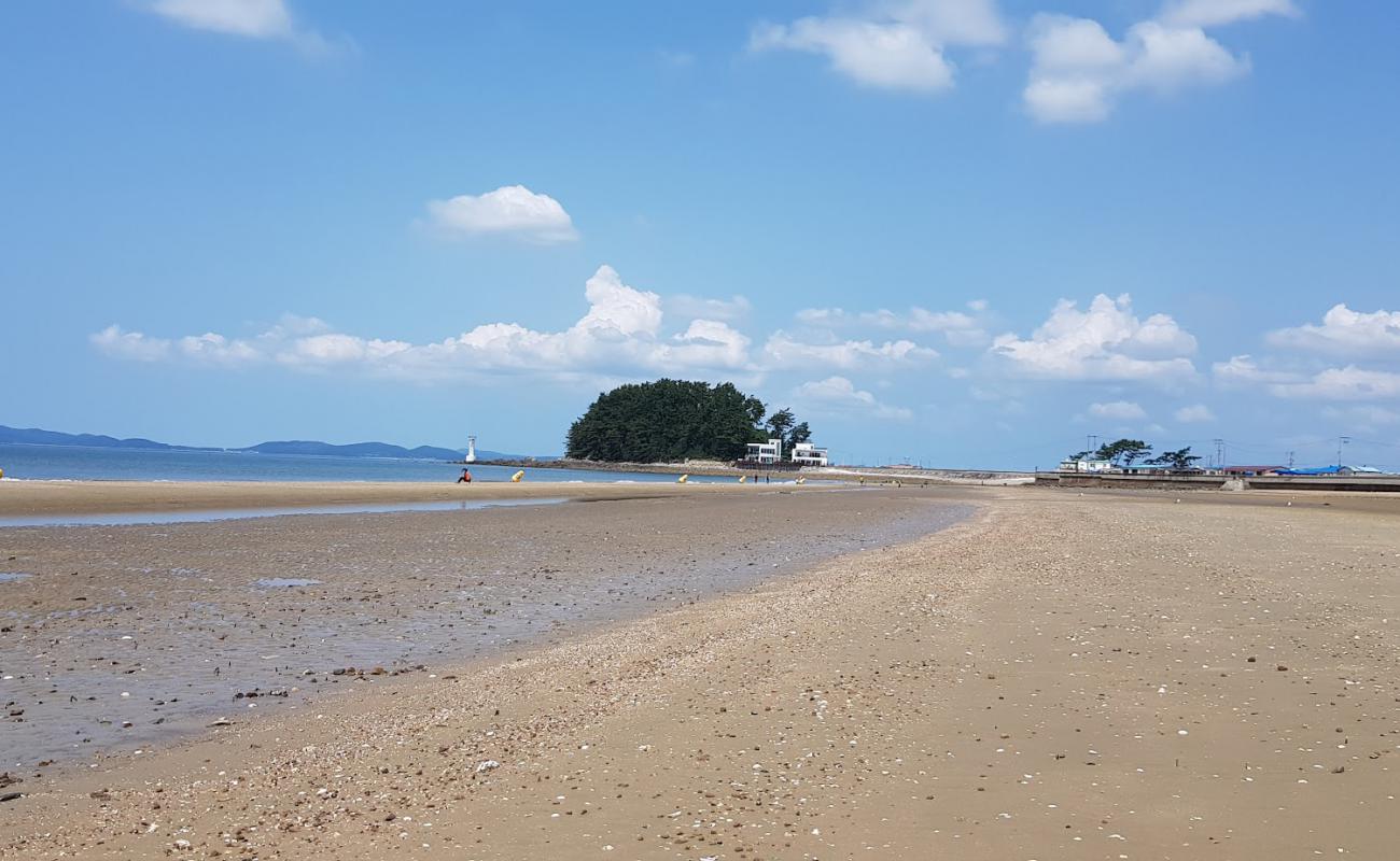 Magompo Beach'in fotoğrafı parlak kum yüzey ile