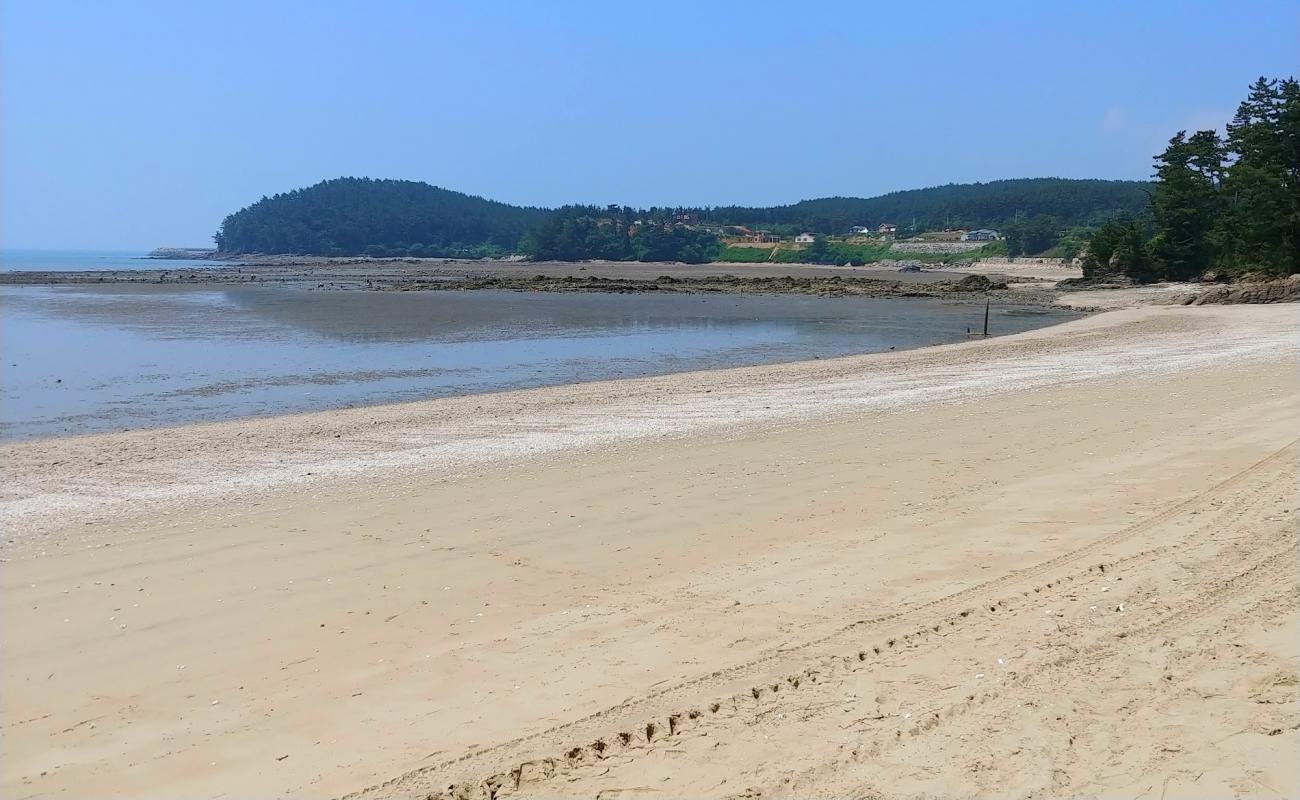 Wonan Beach'in fotoğrafı açık bej kum yüzey ile