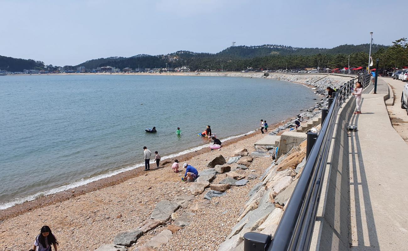 Eoundol Beach'in fotoğrafı bej kum ve çakıl yüzey ile