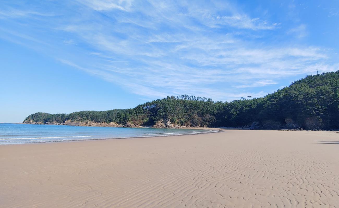 Cloudpo Beach'in fotoğrafı açık bej kum yüzey ile