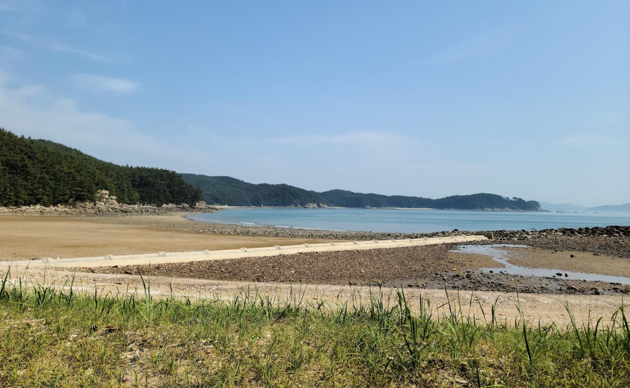 Meondong Beach'in fotoğrafı parlak kum ve kayalar yüzey ile