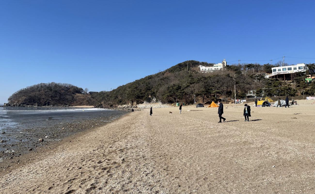 Minmeoru Beach'in fotoğrafı parlak kum yüzey ile