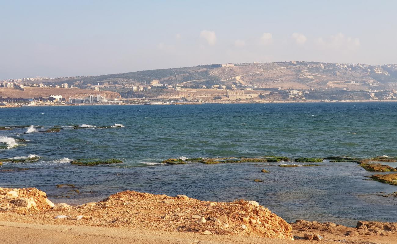 Harbour promenade'in fotoğrafı küçük bej çakıl yüzey ile