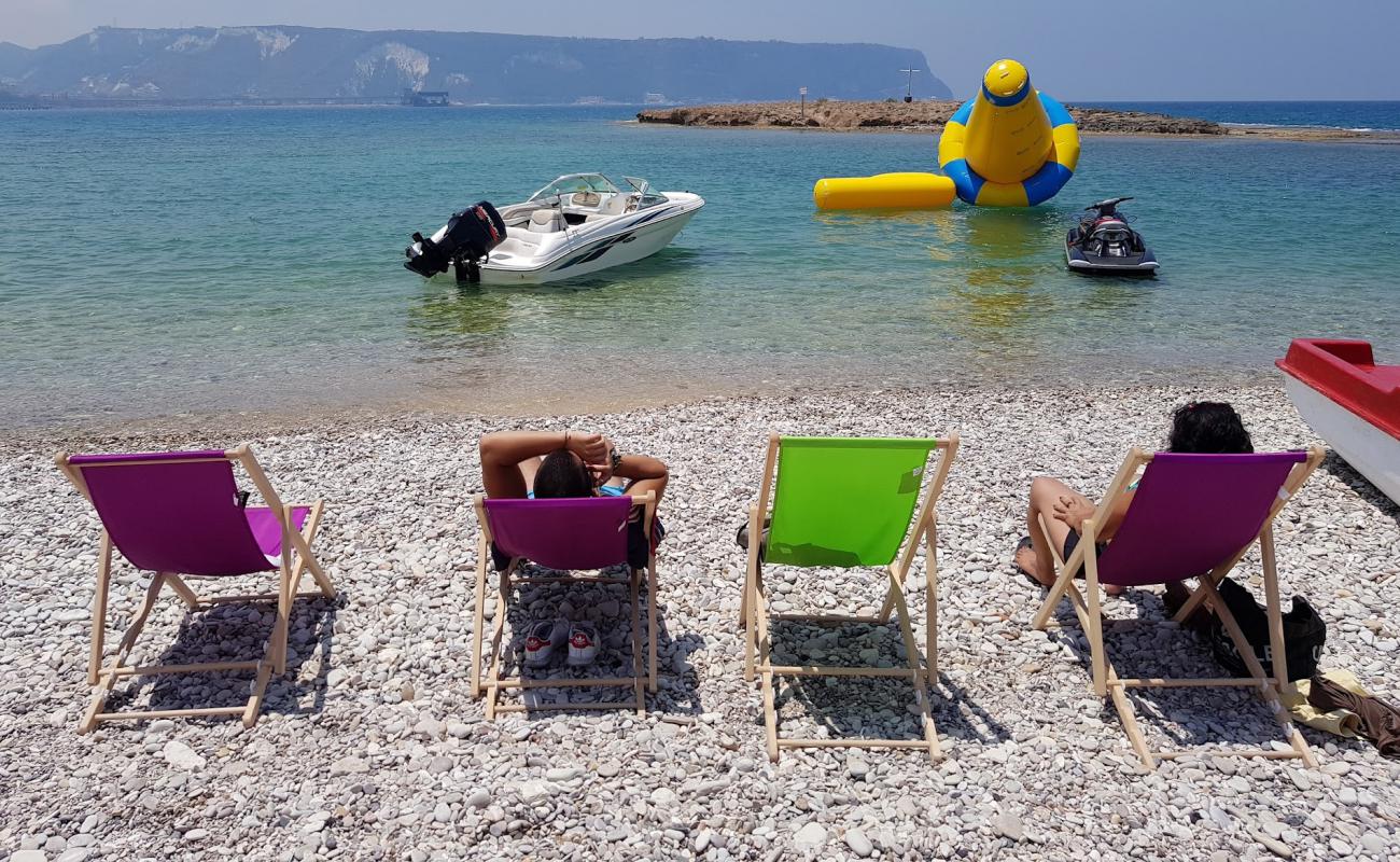 Zireh Beach'in fotoğrafı hafif ince çakıl taş yüzey ile