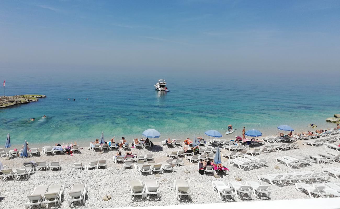 White Beach'in fotoğrafı beyaz çakıl taş yüzey ile