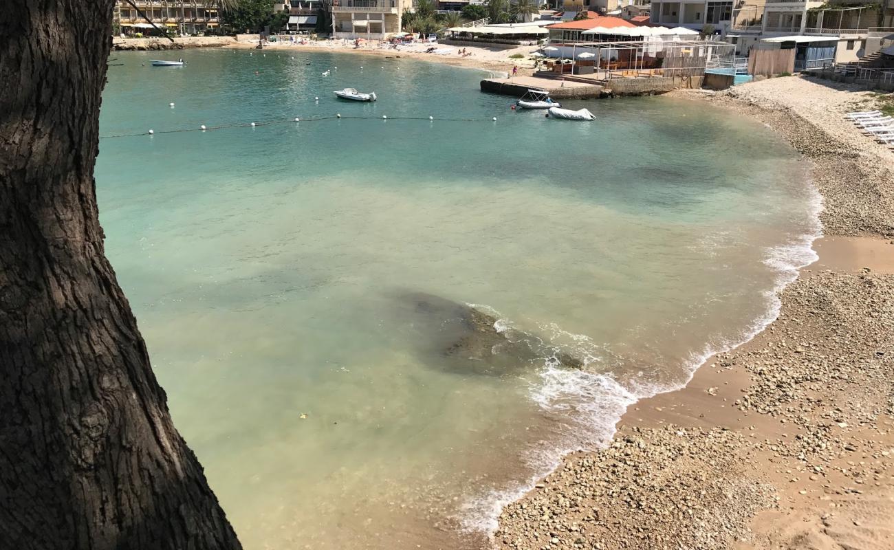 Al Mina Beach'in fotoğrafı bej çakıl yüzey ile