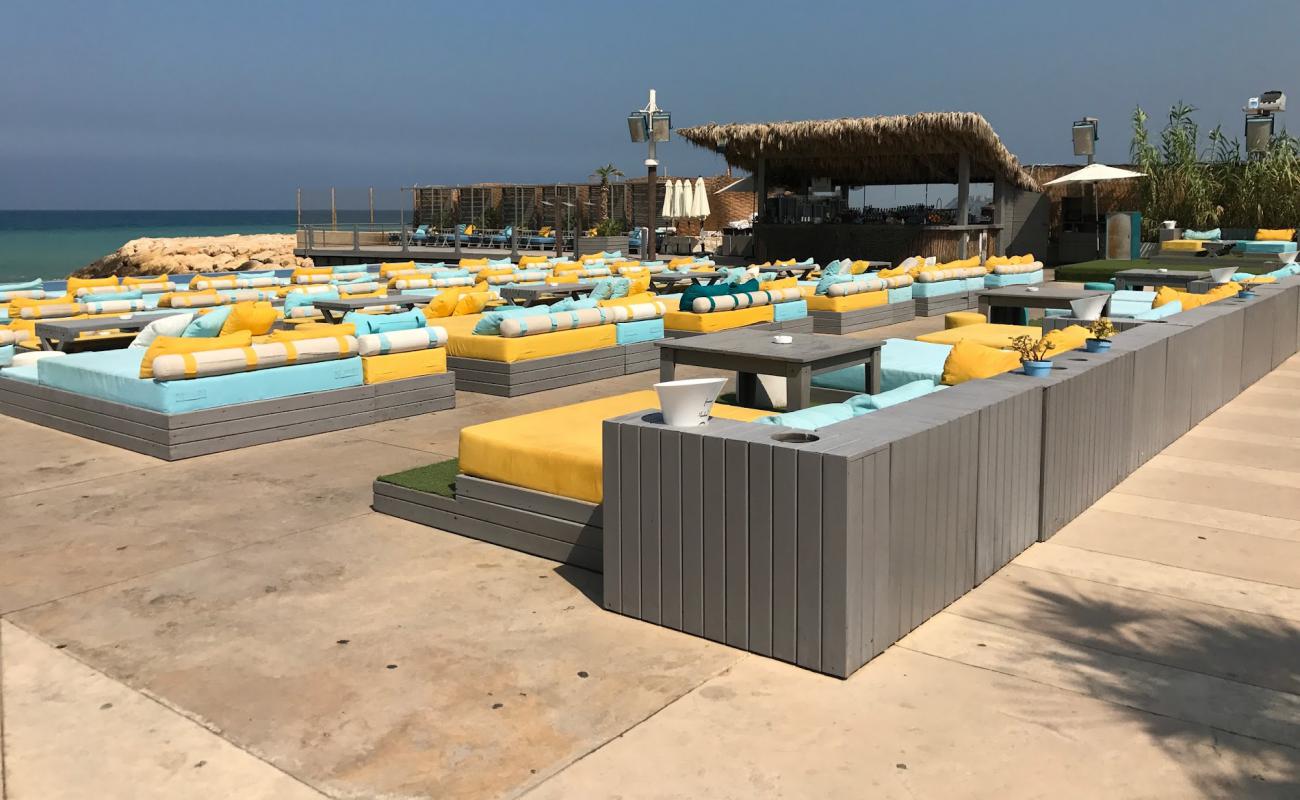 Iris Beach Club'in fotoğrafı beton kapak yüzey ile