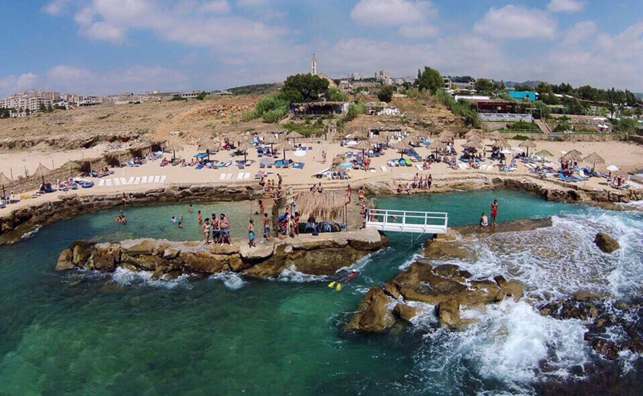 Jiyeh Beach'in fotoğrafı gri kum yüzey ile