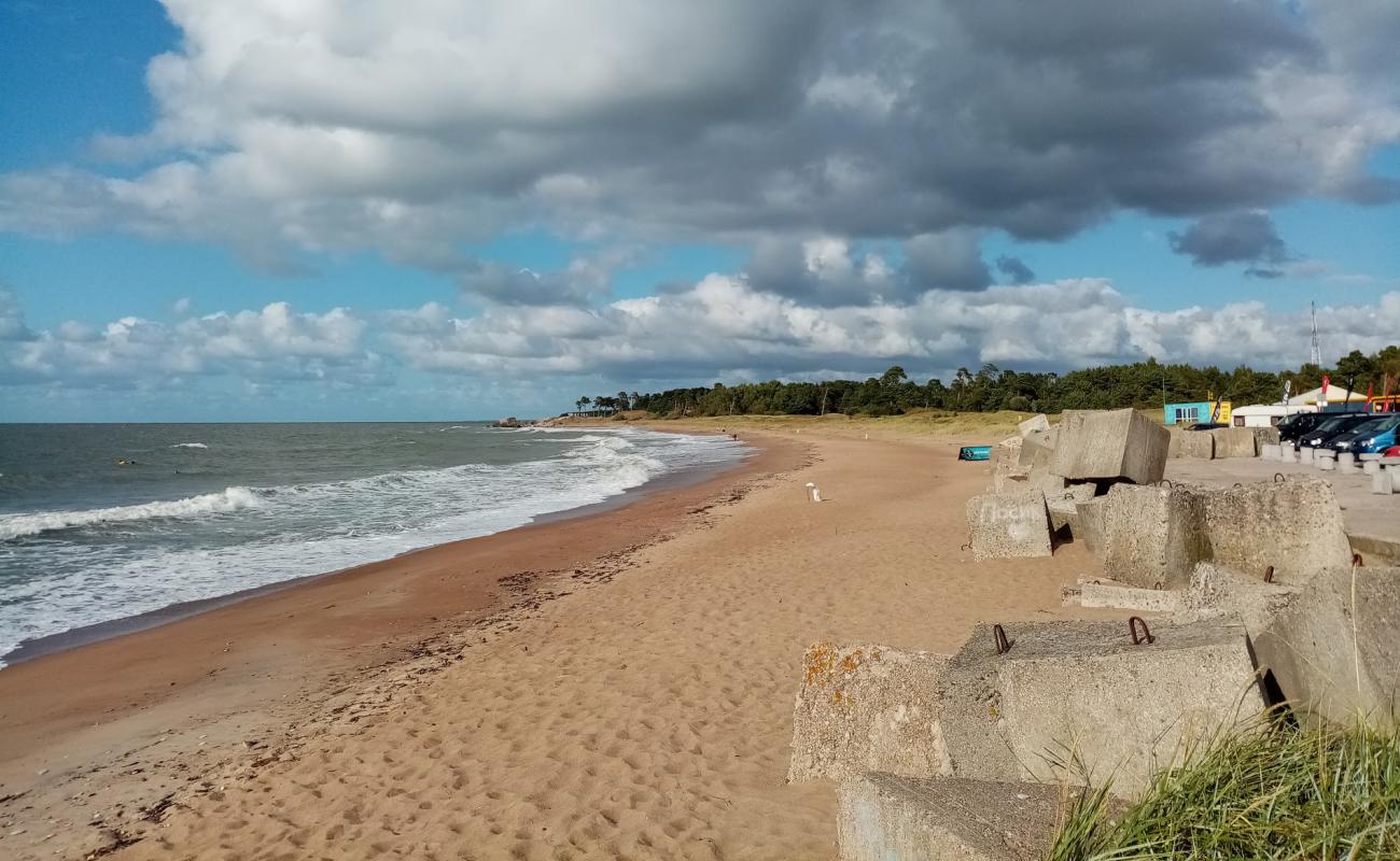 Liepajas Ziemelu mols'in fotoğrafı açık bej kum yüzey ile