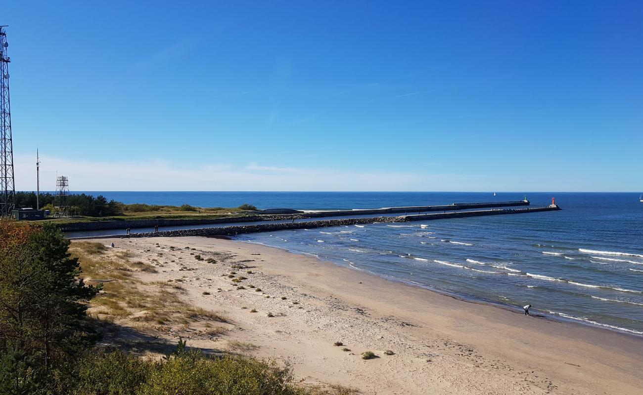 Pavilostas pludmale'in fotoğrafı açık bej kum yüzey ile