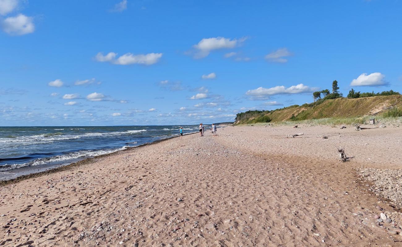 57 parallels beach'in fotoğrafı bej kum ve çakıl yüzey ile