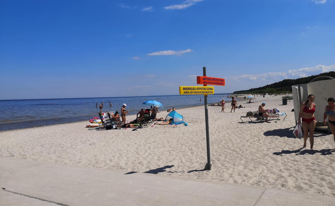 Jaunkemeru pludmale'in fotoğrafı açık bej kum yüzey ile