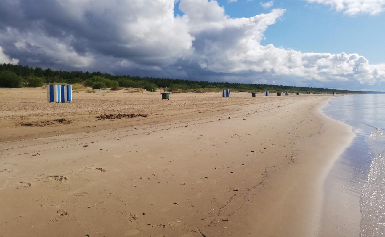 Vakarbullu pludmale'in fotoğrafı açık bej kum yüzey ile