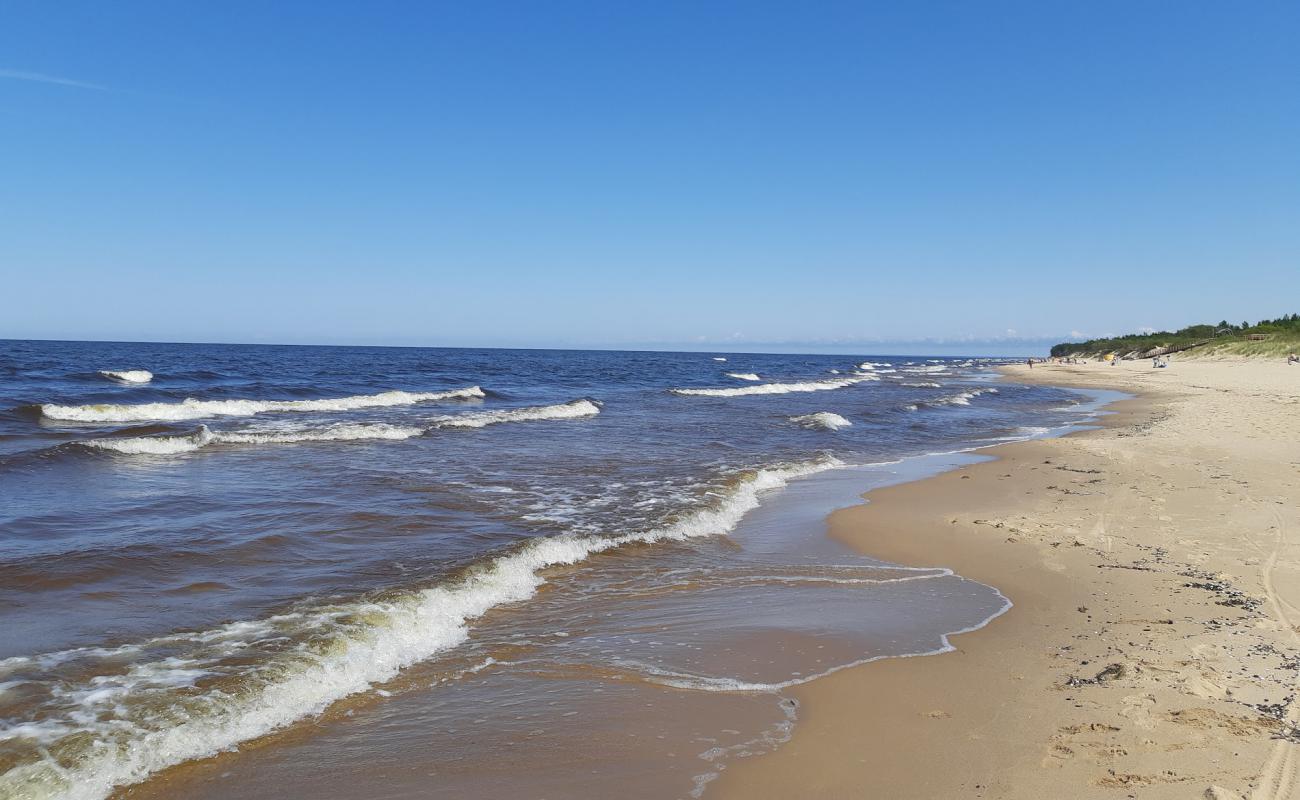 Carnikava beach'in fotoğrafı i̇nce bej kum yüzey ile