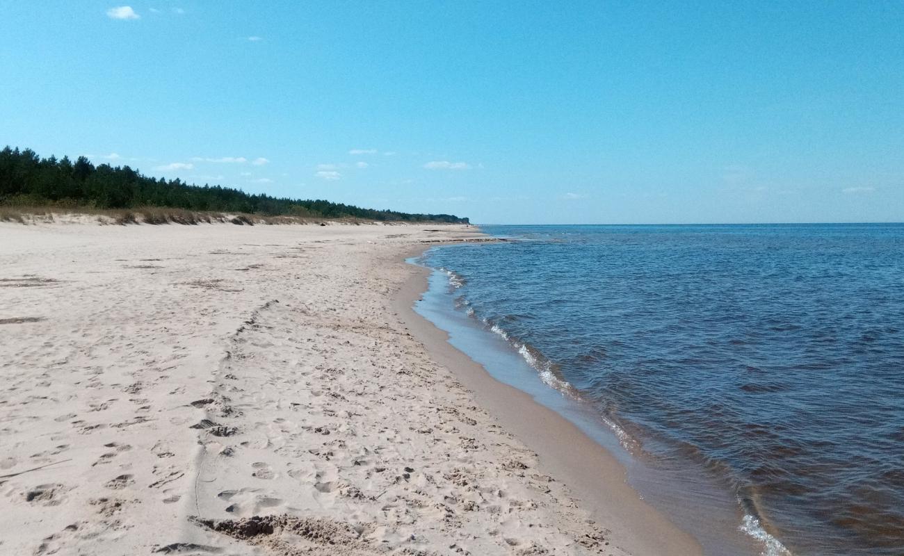Lilaste beach'in fotoğrafı açık bej kum yüzey ile