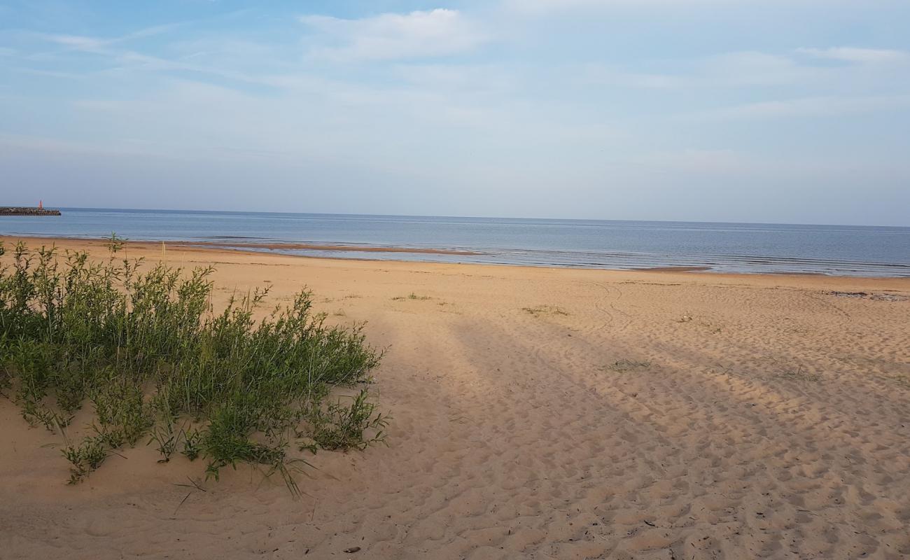 Zvejniekciema beach'in fotoğrafı açık bej kum yüzey ile