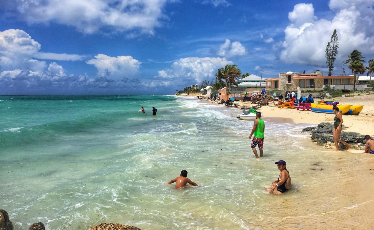 Lucaya beach'in fotoğrafı i̇nce bej kum yüzey ile