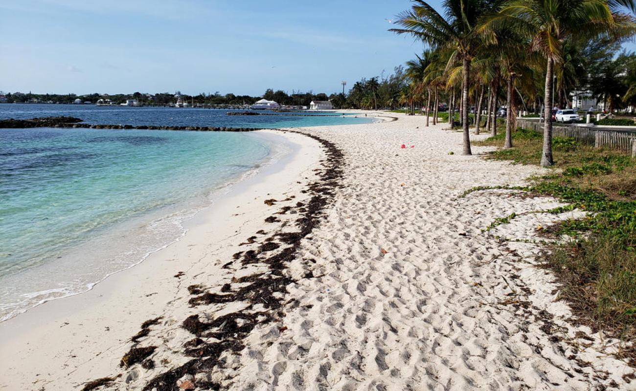 Montagu beach'in fotoğrafı açık bej kum yüzey ile