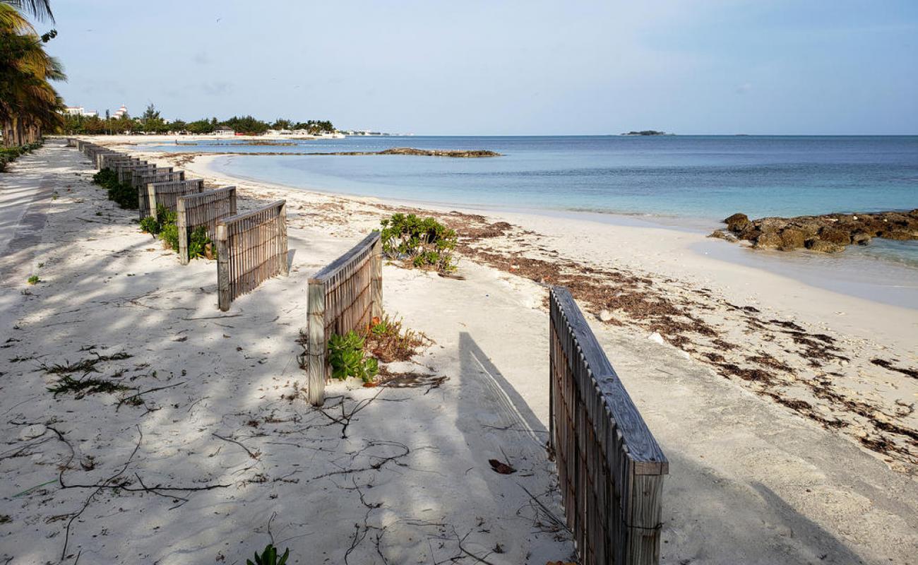 Saunders beach'in fotoğrafı açık bej kum yüzey ile