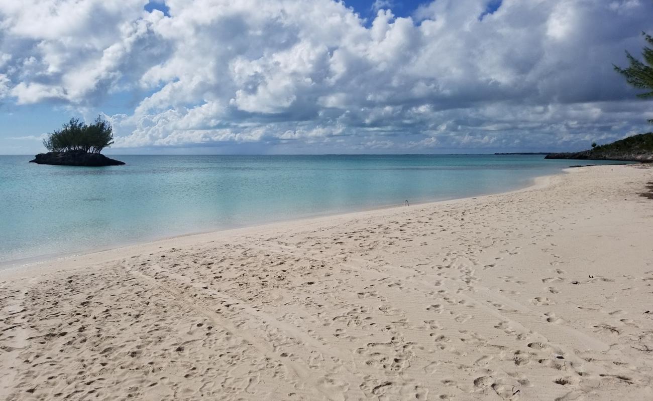 Gaulding Cay beach'in fotoğrafı açık bej kum yüzey ile