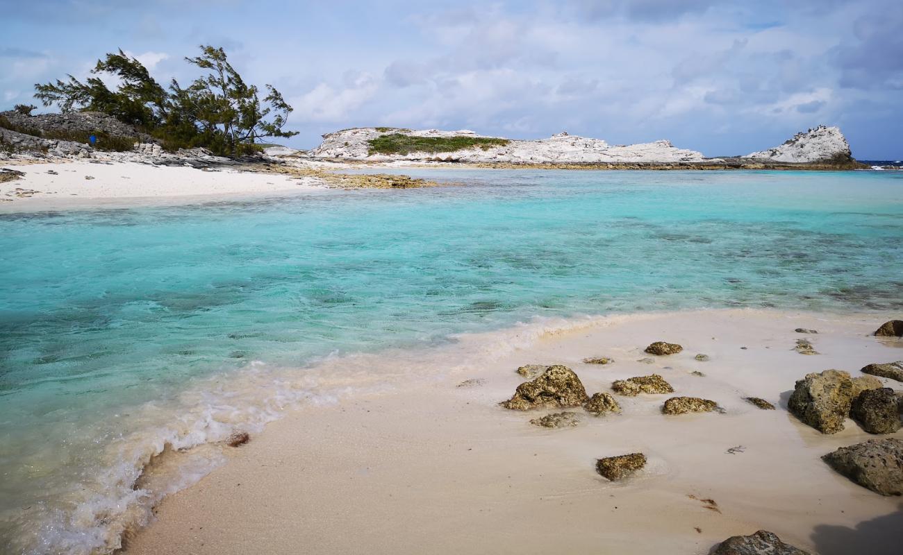 Pirate beach'in fotoğrafı beyaz kum yüzey ile
