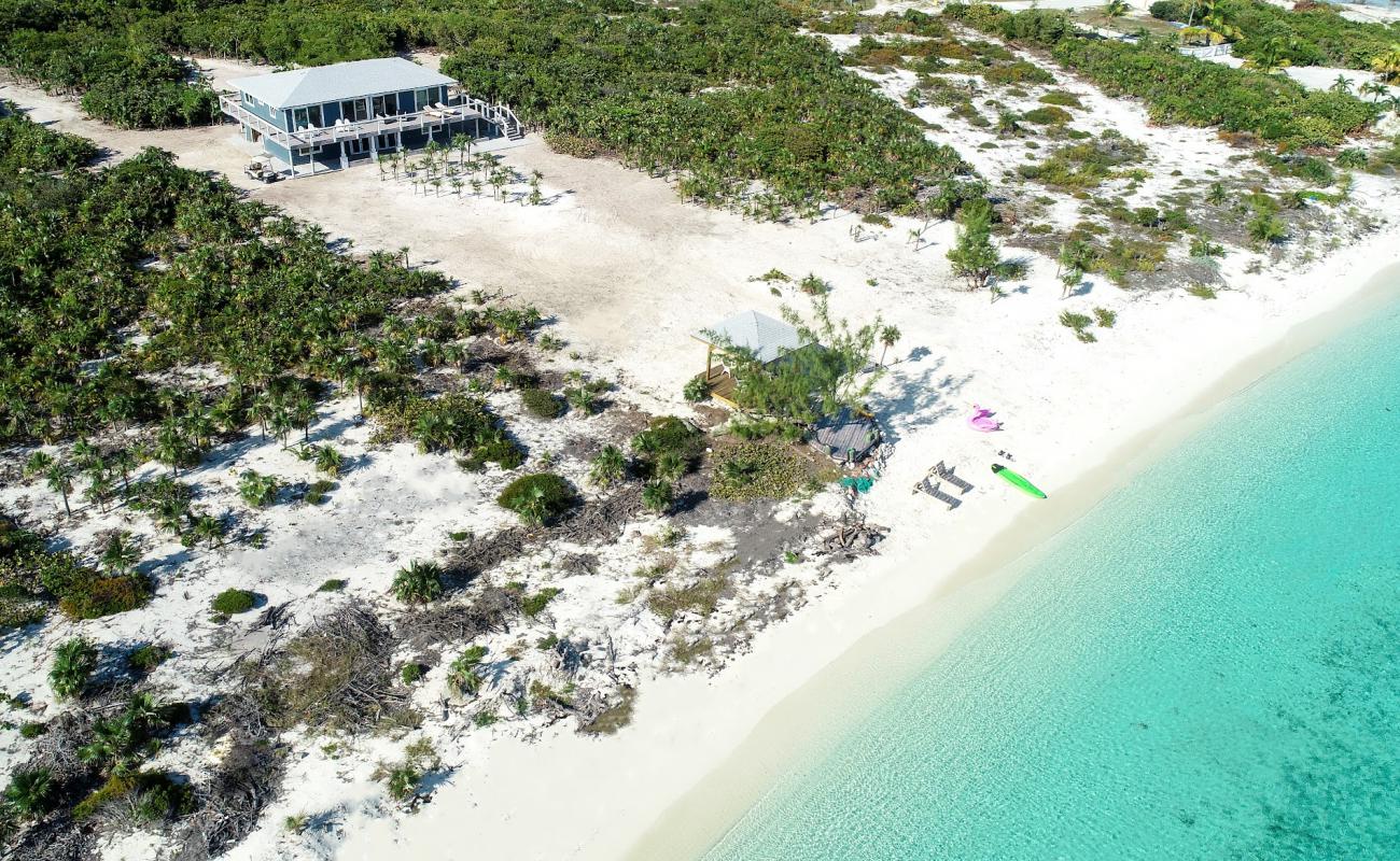 Runaway beach'in fotoğrafı i̇nce beyaz kum yüzey ile