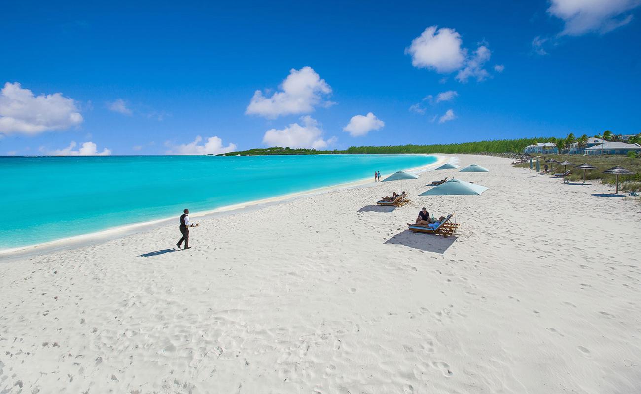 Sandals Emerald Bay Plajı'in fotoğrafı beyaz ince kum yüzey ile