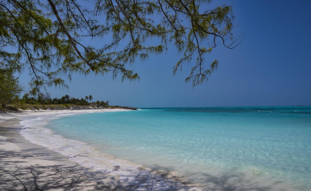 Forbes Hill beach'in fotoğrafı beyaz ince kum yüzey ile