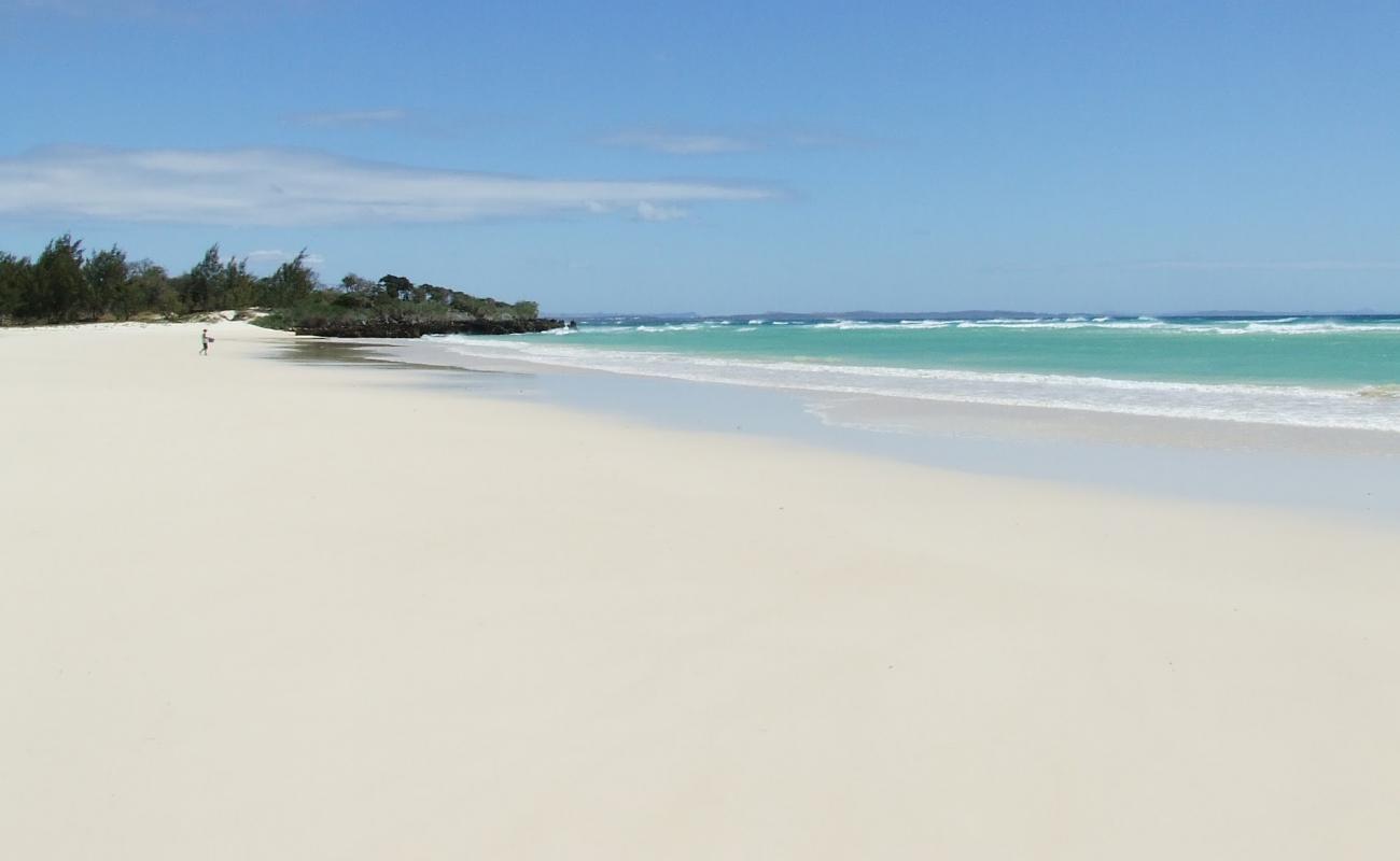 Abakao Beach'in fotoğrafı parlak ince kum yüzey ile