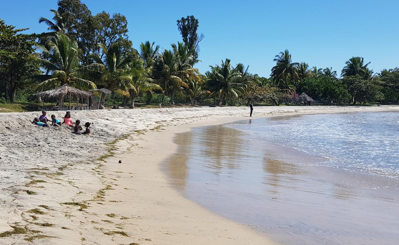 Mahambo beach'in fotoğrafı açık bej kum yüzey ile