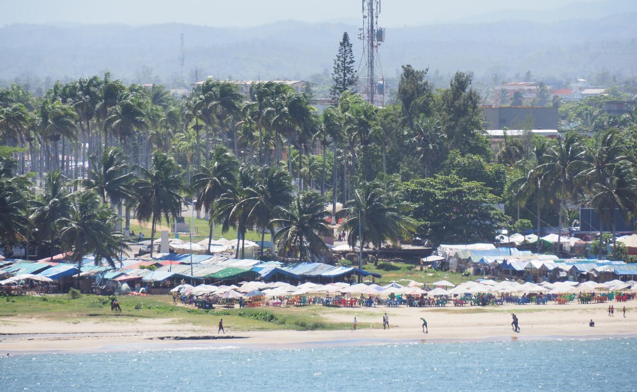 Toamasina Beach'in fotoğrafı açık bej kum yüzey ile