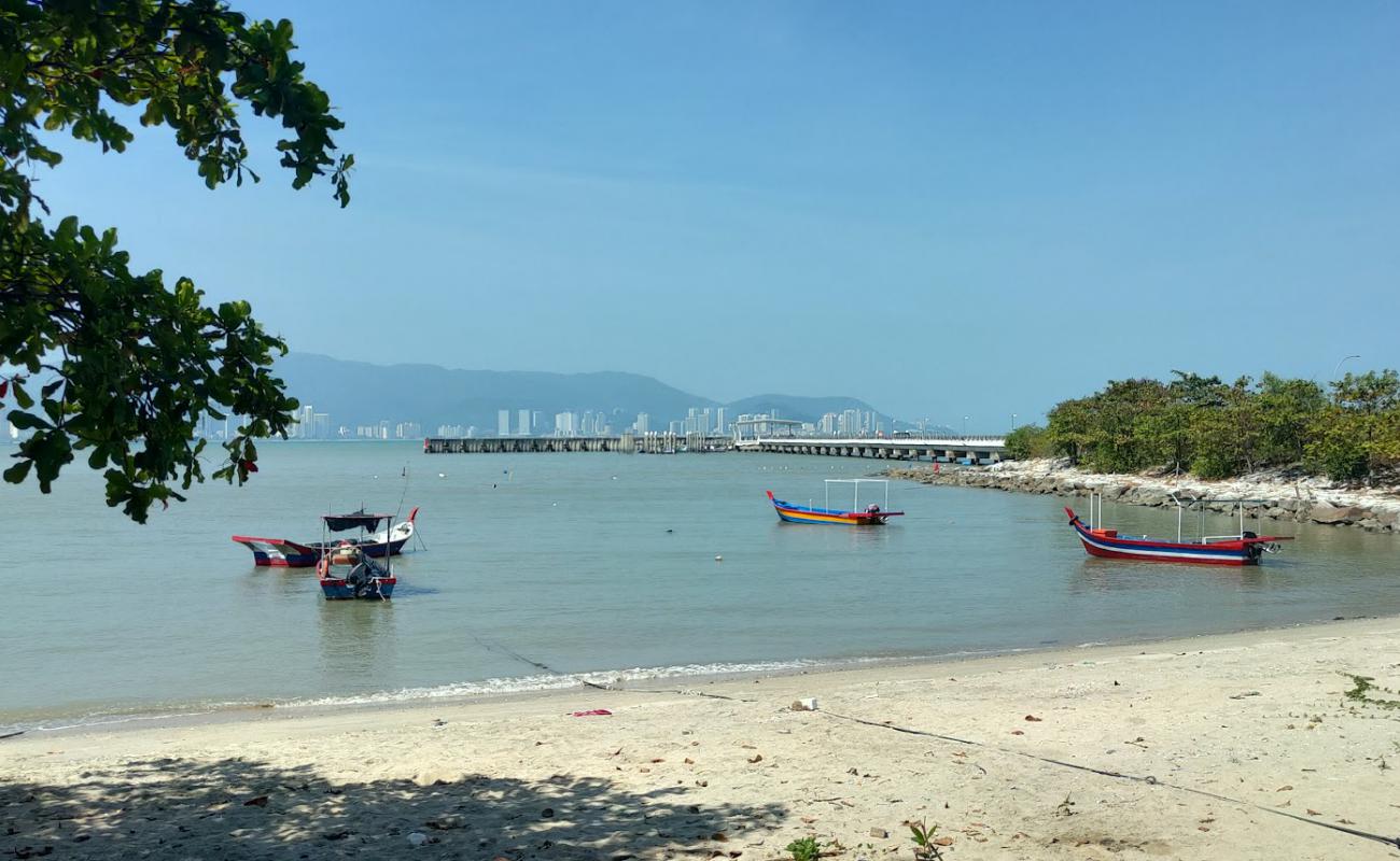 Bersih Beach'in fotoğrafı açık bej kum yüzey ile
