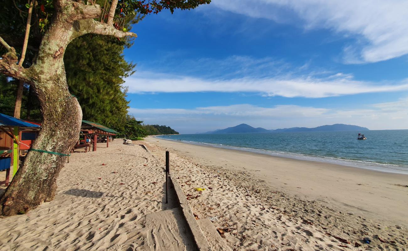 Teluk Senangin Beach'in fotoğrafı parlak ince kum yüzey ile