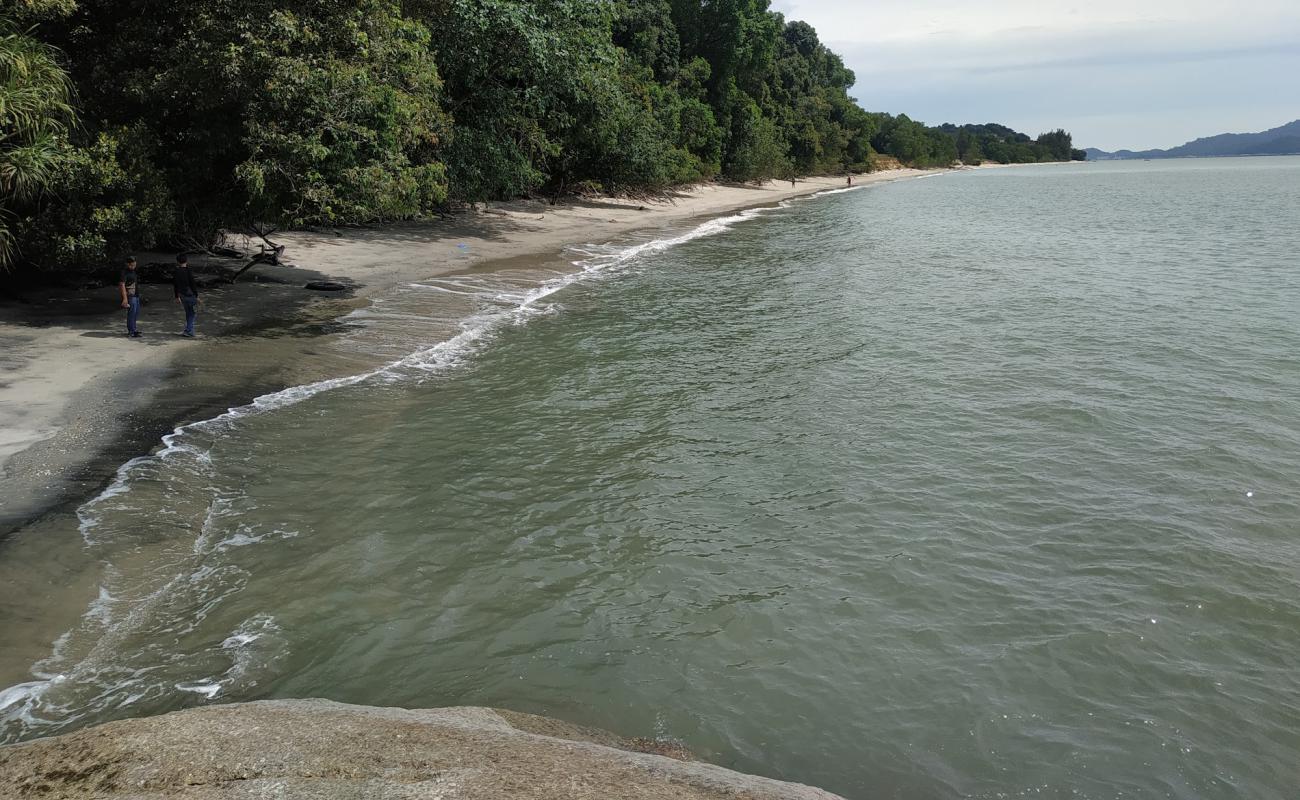 Janggus Damai Laut Beach'in fotoğrafı açık bej kum yüzey ile