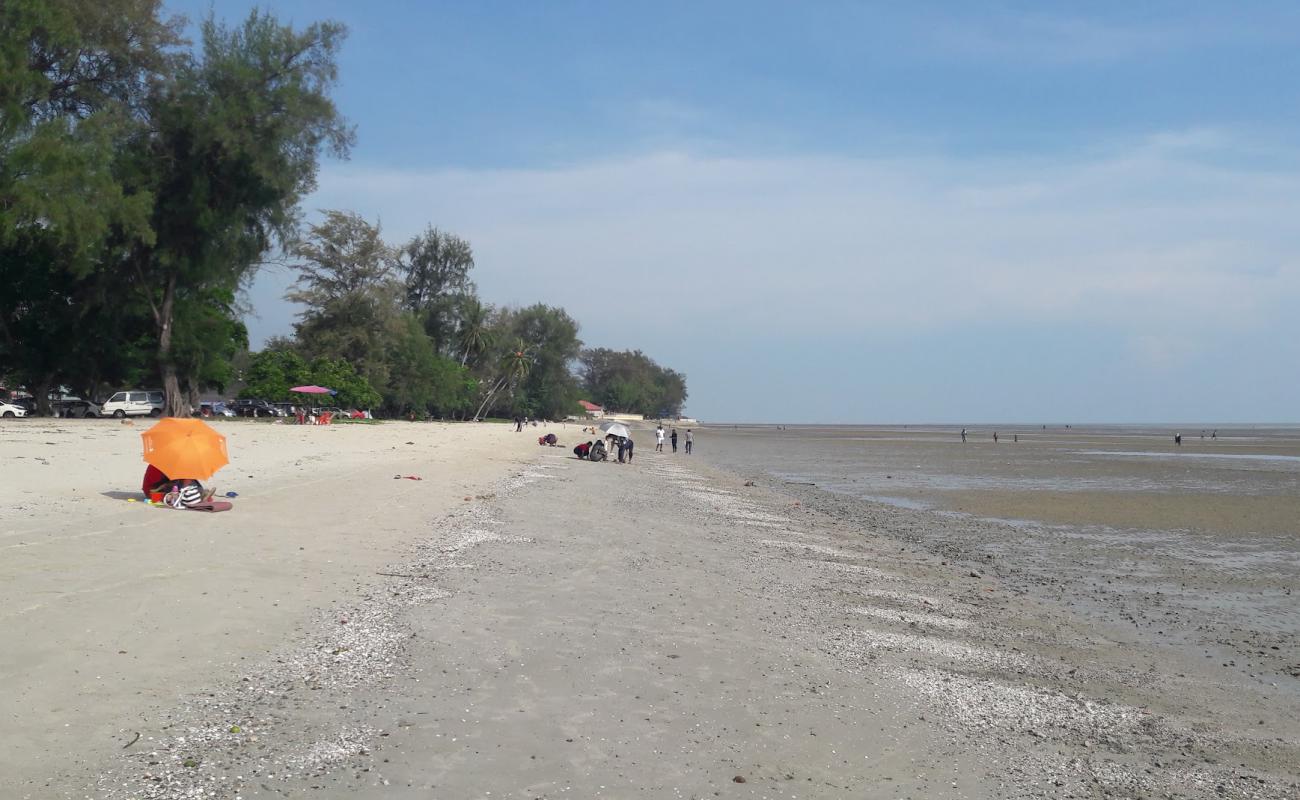 Morib Beach'in fotoğrafı açık bej kum yüzey ile