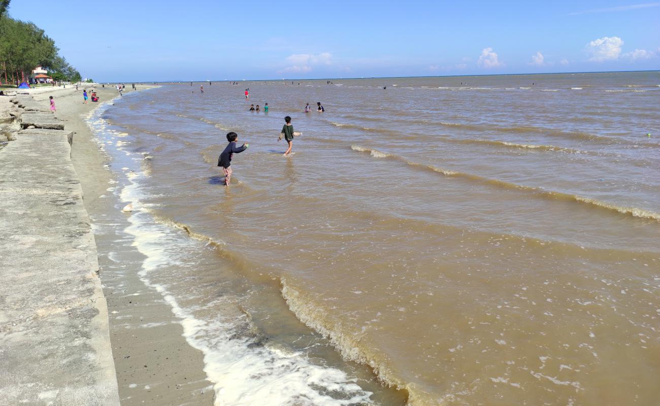 Bagan Lalang Sepang Beach'in fotoğrafı açık bej kum yüzey ile