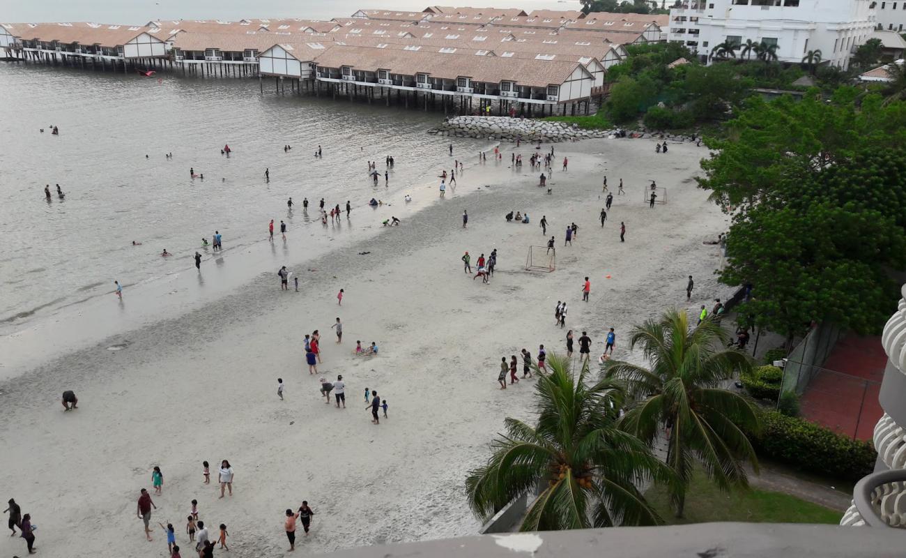 Tanjung Beach'in fotoğrafı açık bej kum yüzey ile