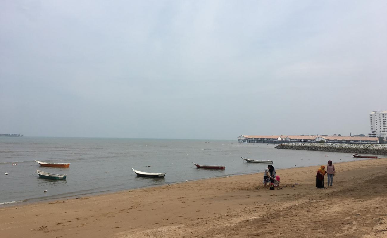 Tanjong Gemok Beach'in fotoğrafı açık bej kum yüzey ile