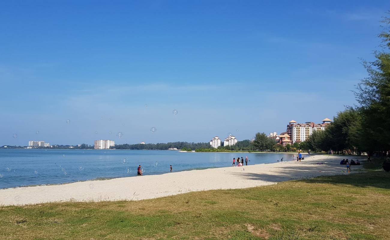 Port Dickson Beach'in fotoğrafı açık bej kum yüzey ile