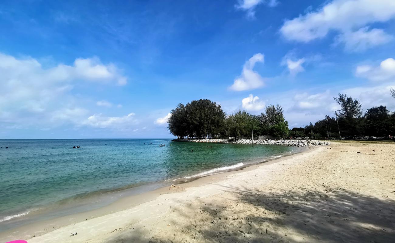 Cahaya Negeri beach'in fotoğrafı açık bej kum yüzey ile