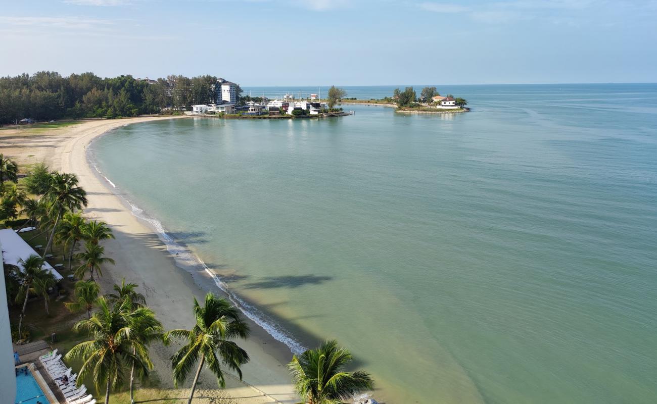 Port Dickson Public Beach'in fotoğrafı parlak kum yüzey ile