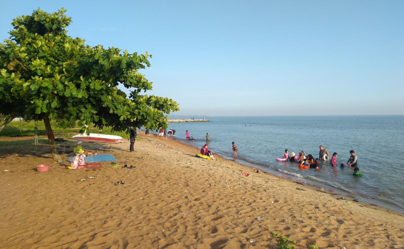 Kuala Sungai Baru Beach'in fotoğrafı parlak kum yüzey ile