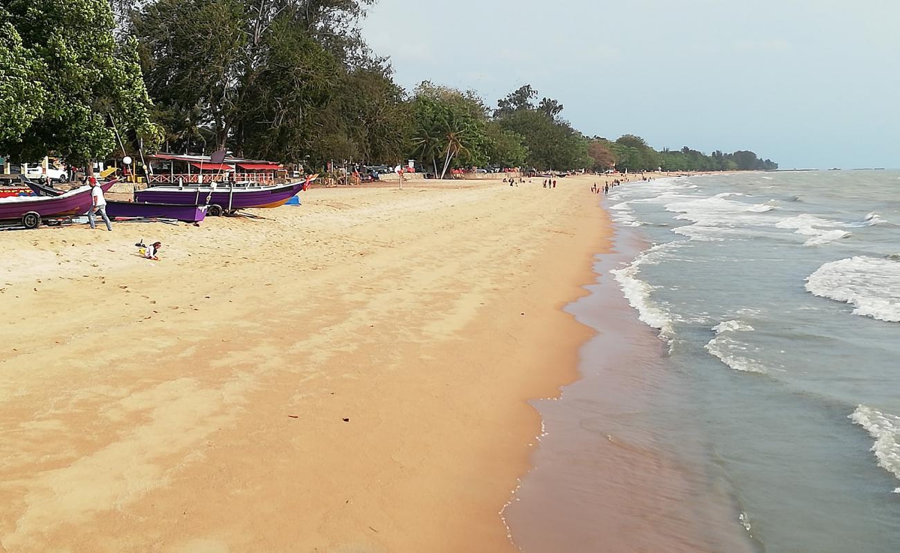 Pengkalan Balak Melaka Beach'in fotoğrafı parlak kum yüzey ile