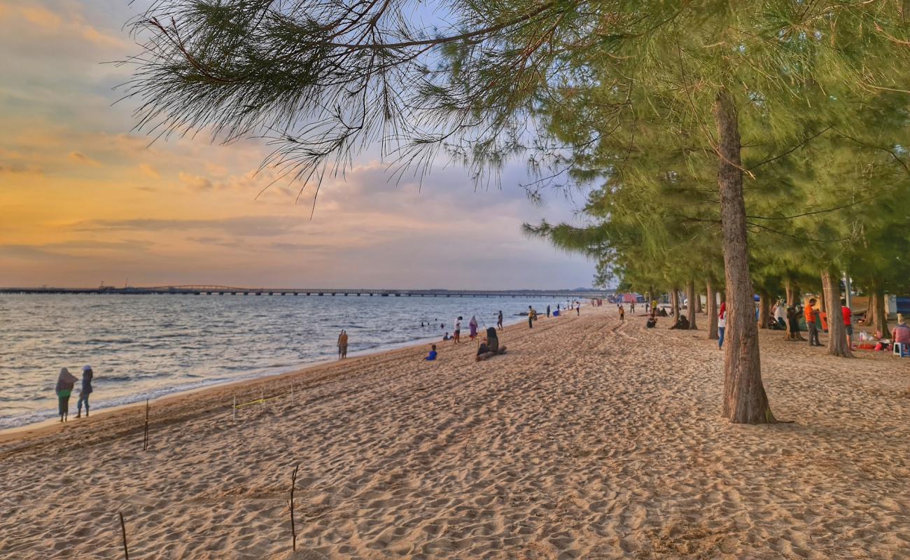 Puteri Beach'in fotoğrafı parlak kum yüzey ile