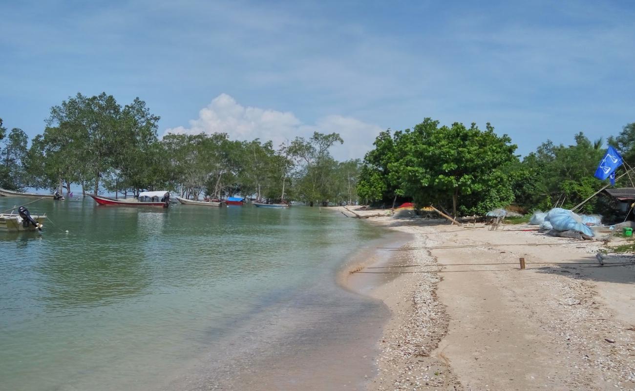 Terus Rekreasi Beach'in fotoğrafı açık bej kum yüzey ile