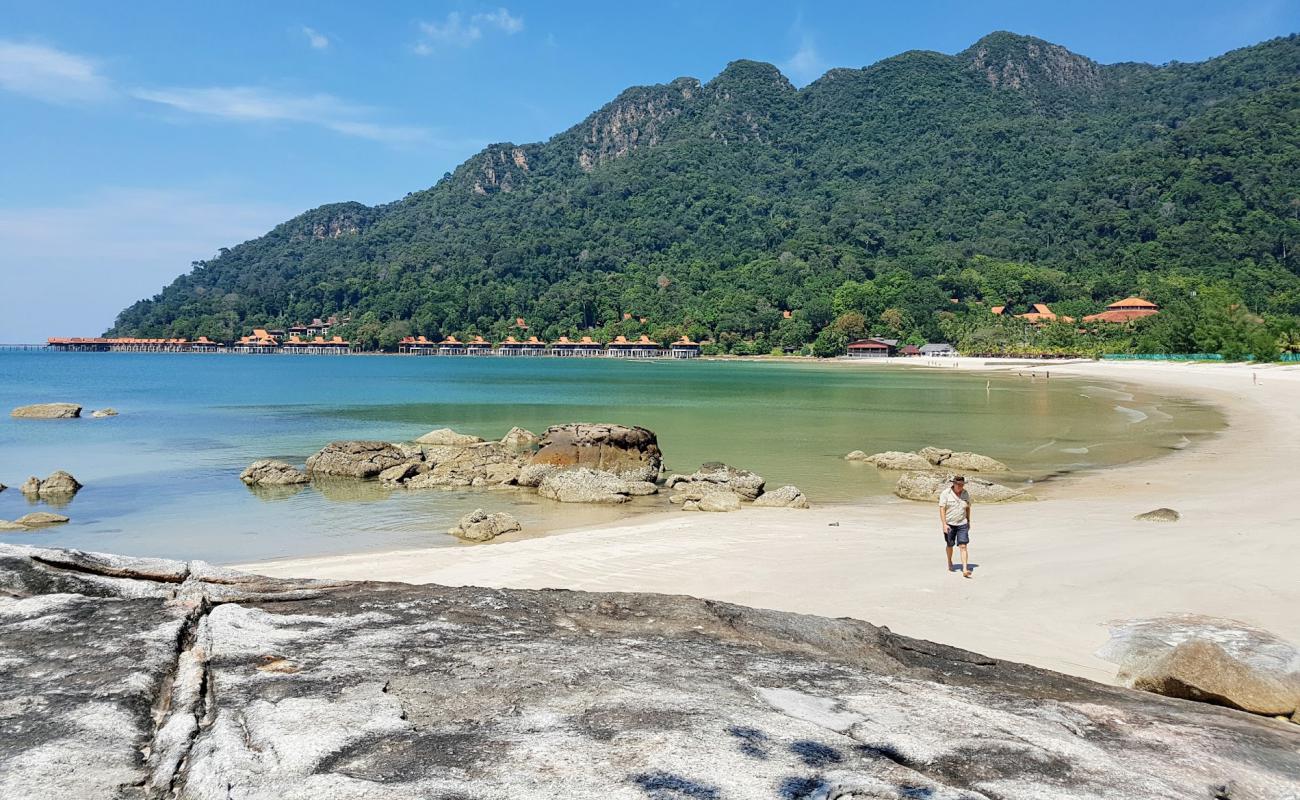 Kok Langkawi Beach'in fotoğrafı parlak ince kum yüzey ile