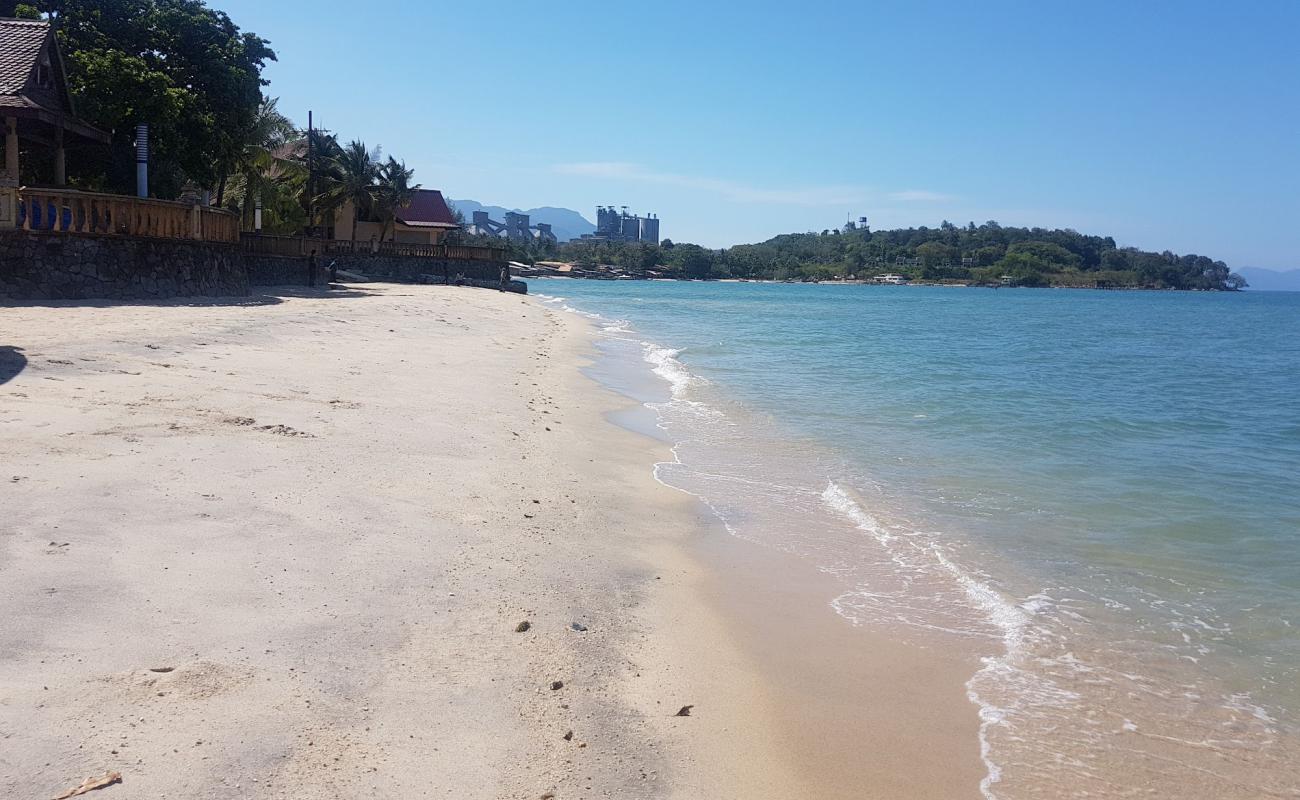 Teluk Yu Beach'in fotoğrafı açık bej kum yüzey ile
