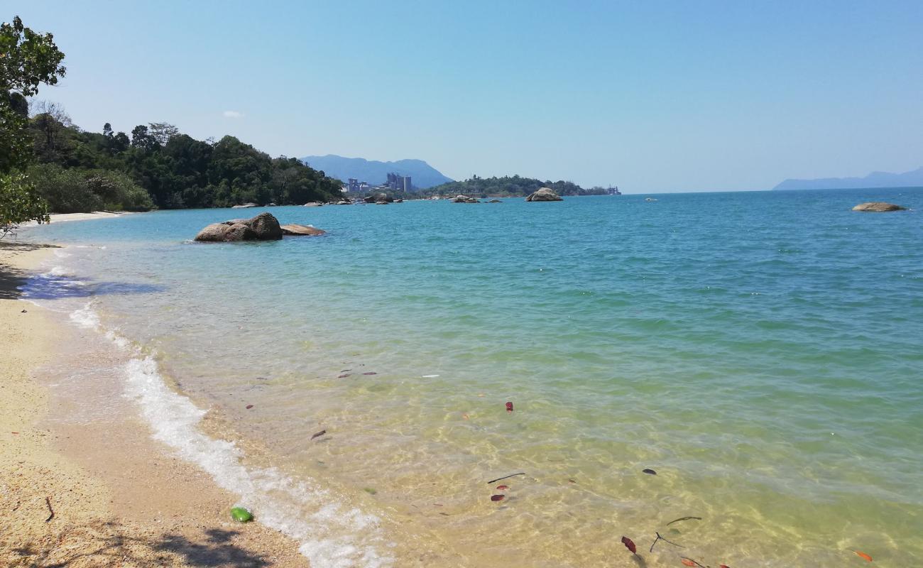 Pasir Hitam Beach'in fotoğrafı parlak kum yüzey ile