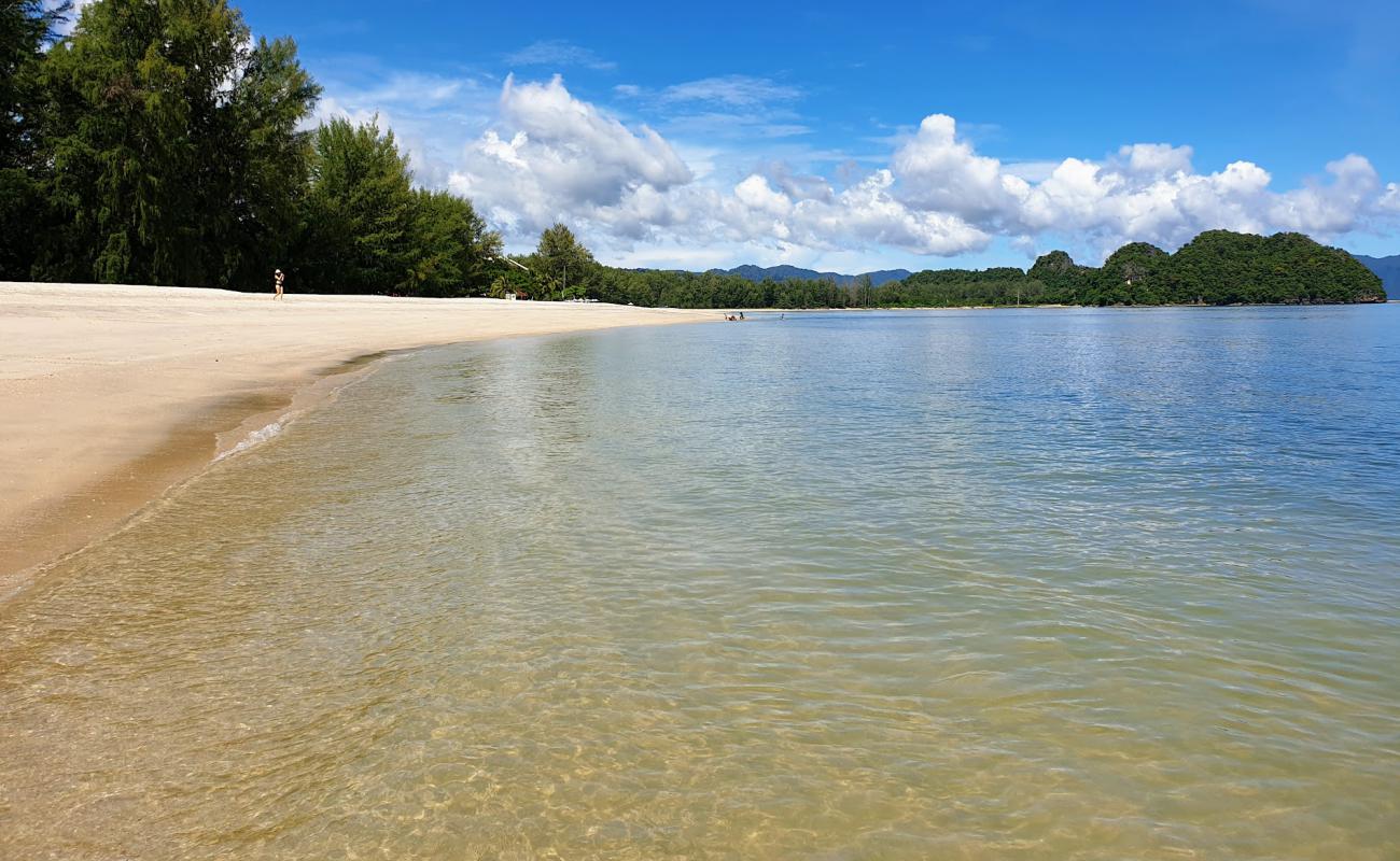 Tanjung Rhu Beach'in fotoğrafı açık bej kum yüzey ile